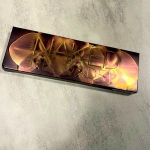 Urban Decay Naked Reloaded eyeshadow palette
